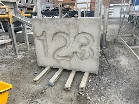 Lettrage pour négatif béton DELOBEL après coulage du béton Lettrage pour négatif béton DELOBEL après coulage du béton